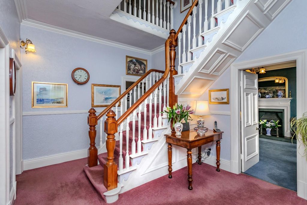 Property photo 2 of 32 45 Bury New Road-1.Jpg