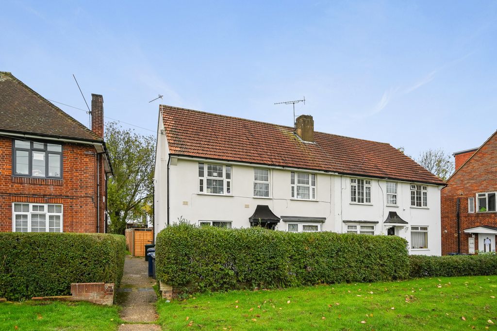 Property photo 1 of 8 The Fairway, London Nw7