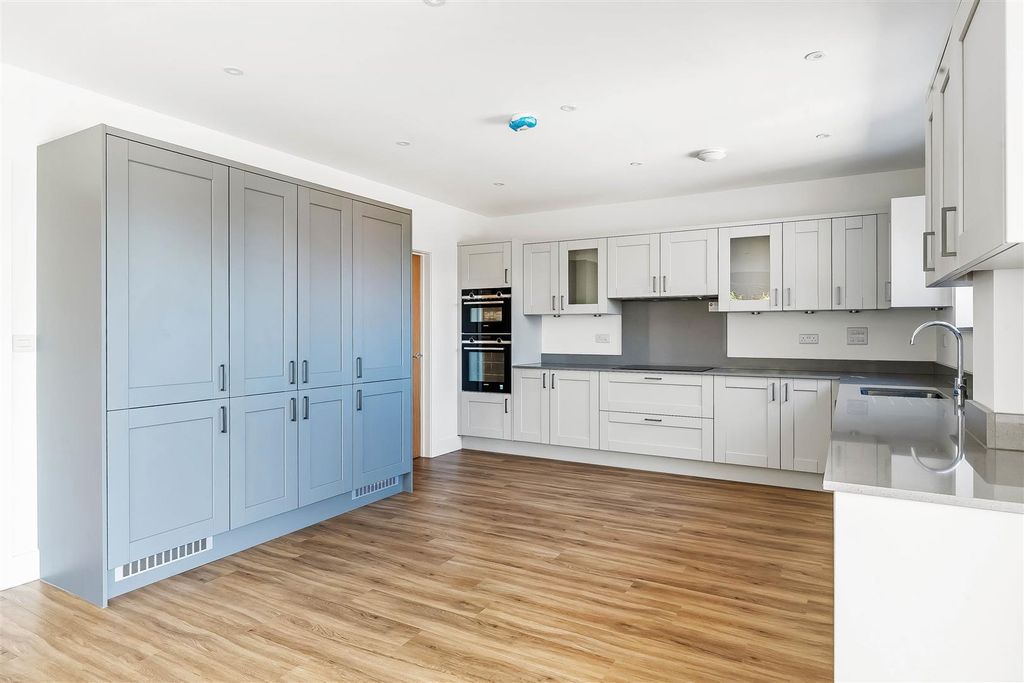 Property photo 2 of 16 Firsdown-14.Jpg