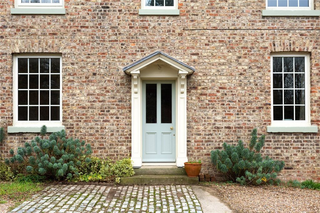 Property photo 3 of 20 Entrance