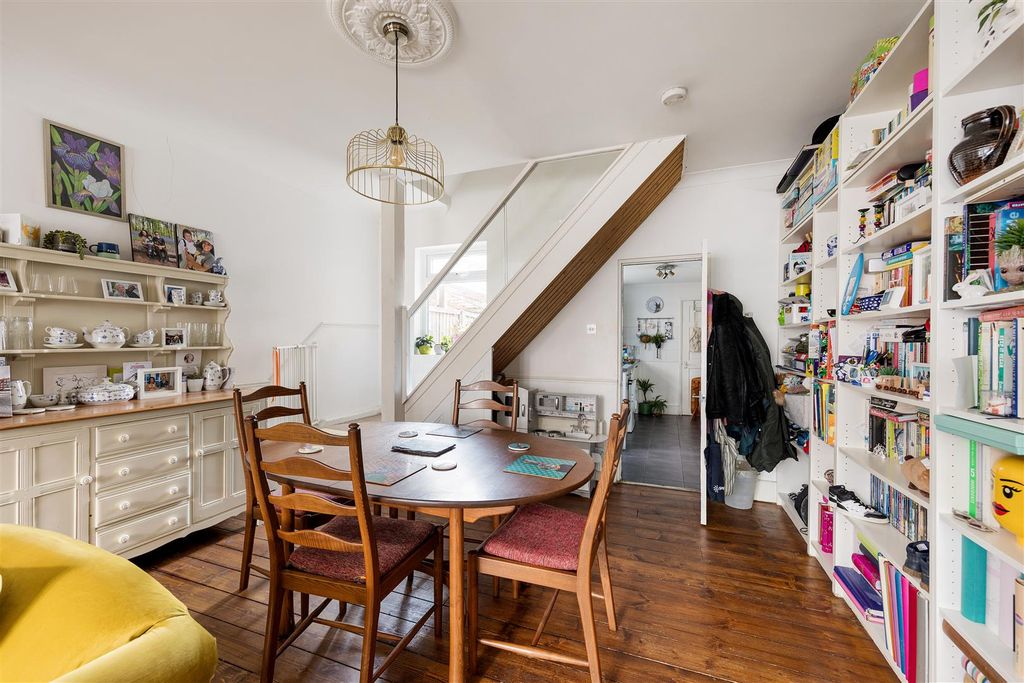 Property photo 3 of 26 Hesketh Road, E7