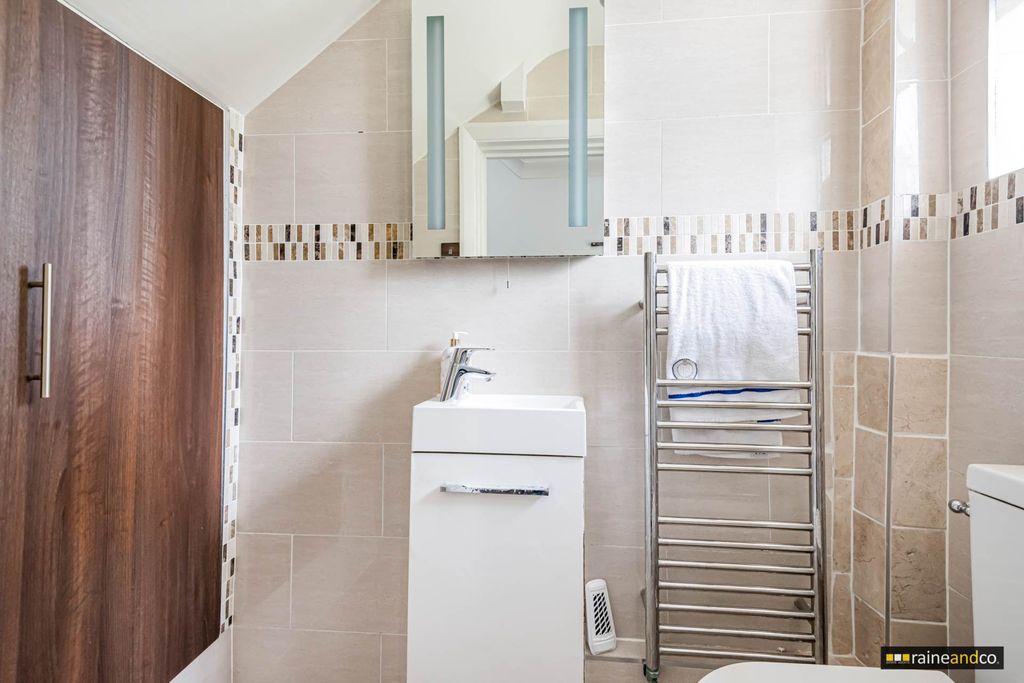 Additional image 10 of 5 bed detached house for saleMymms Drive, Brookmans Park, Hatfield AL9