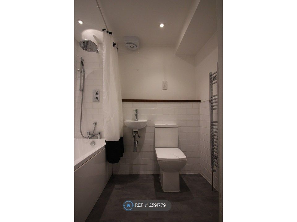 Property photo 3 of 14 En Suite