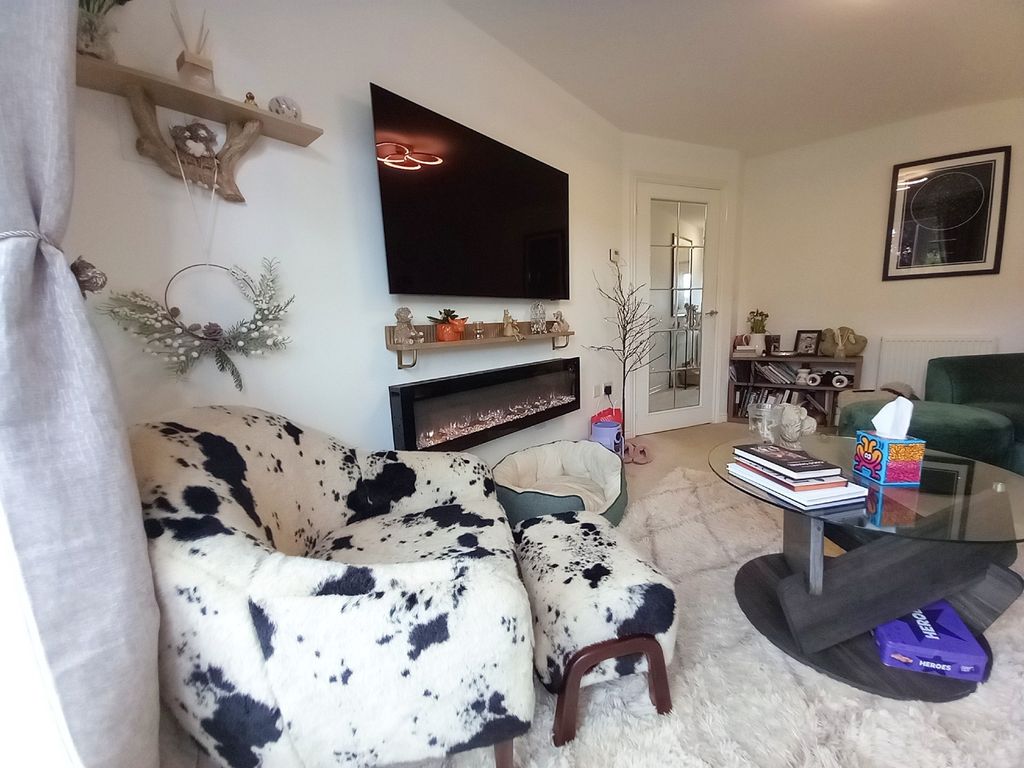 Property photo 3 of 17 Lounge