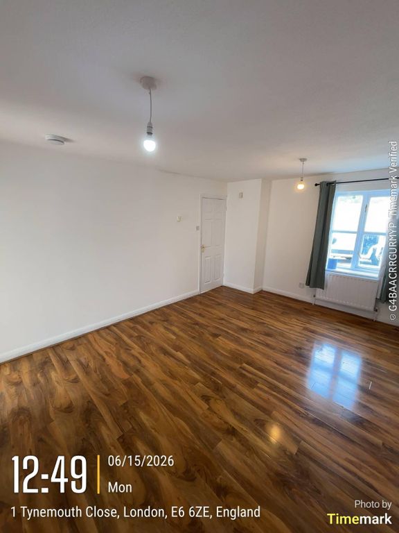 Property photo 3 of 18 Living Room