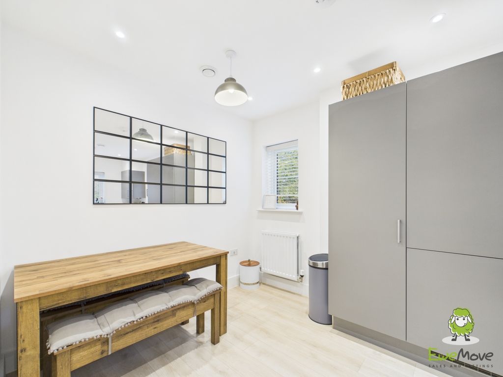 Property photo 3 of 17 Ewemove Estate Agents Basingstoke - Fishbourne Gar