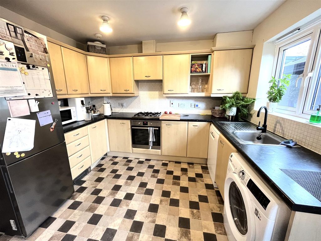 Property photo 2 of 9 Kitchen