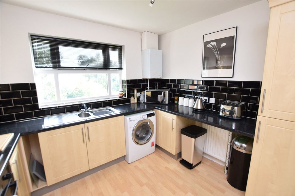Property photo 2 of 10 Kitchen