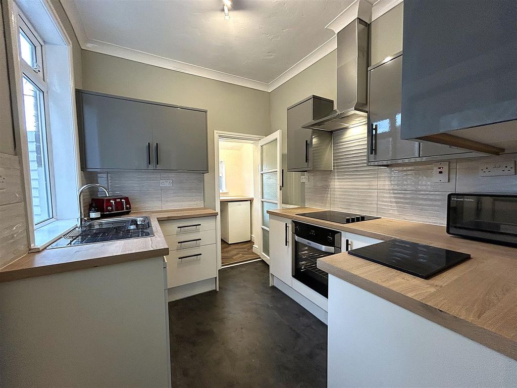 Property photo 3 of 18 Kitchen