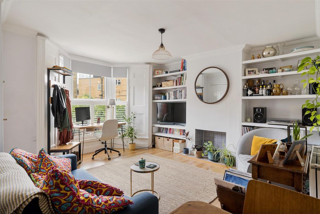Property photo 2 of 28 Grove Road, E17
