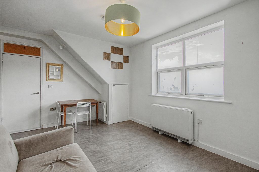 Property photo 2 of 10 Flat 4, 6 High Street, Walthamstow, London, E17 7Ld
