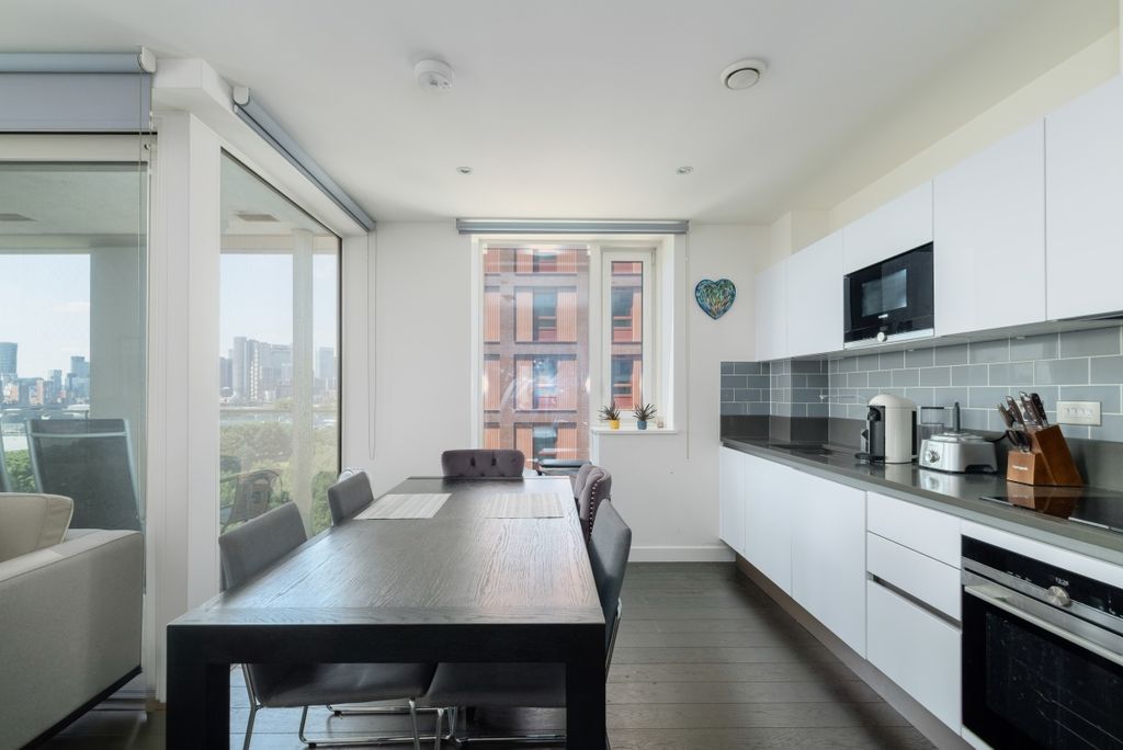 Property photo 2 of 14 Fl77_Pilot_Walk_0...