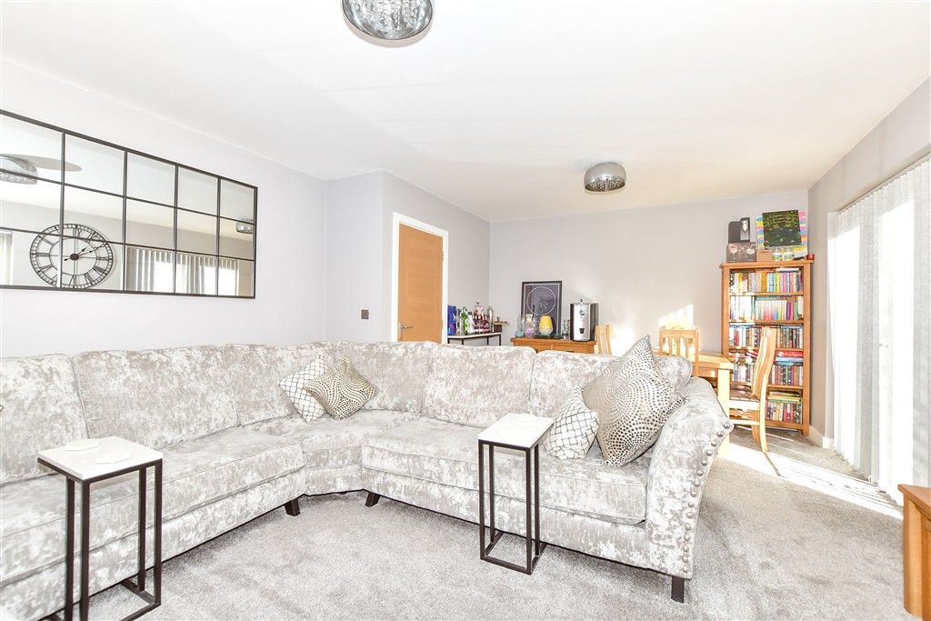 Property photo 3 of 13 Lounge