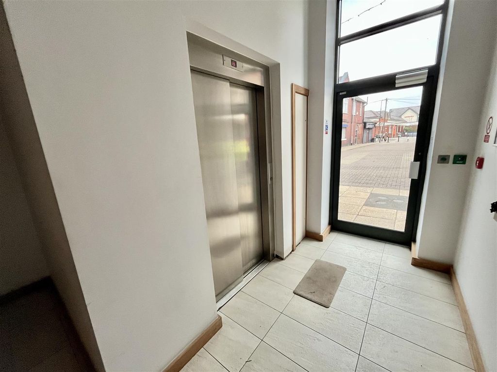 Property photo 2 of 10 Lift