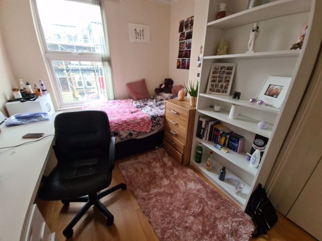 Property photo 1 of 9 A Cozy And Well-Maintained Single Bedroom Featurin...
