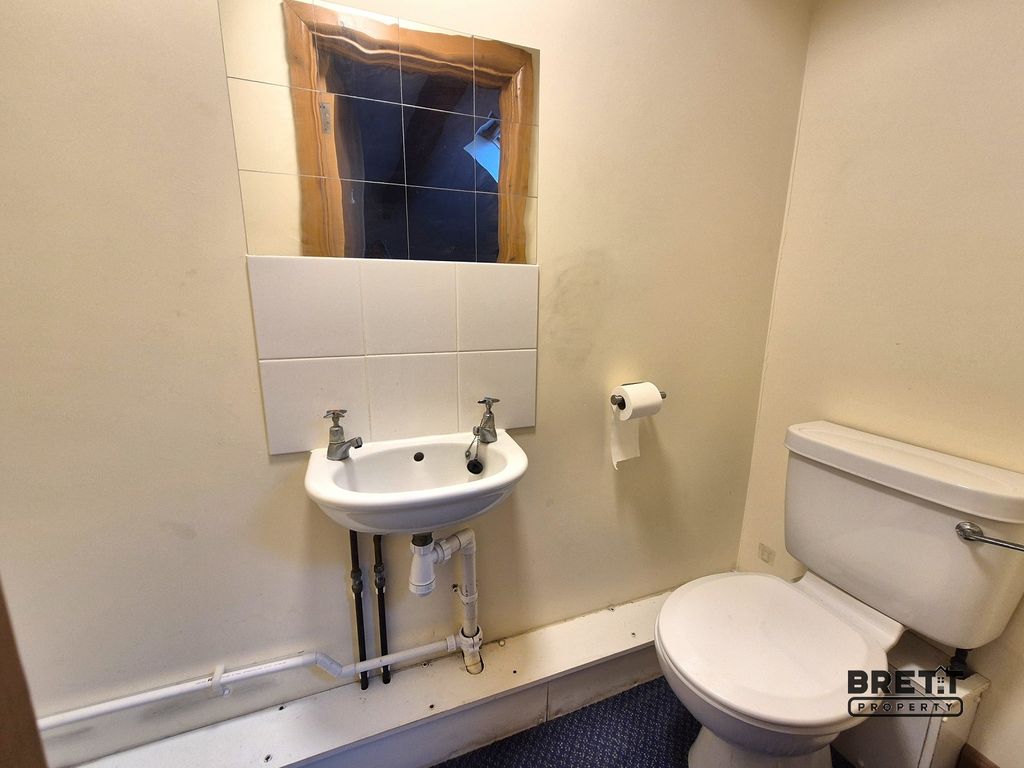 Additional image 9 of 3 bed flat to rent23 Agamemnon House, Nelson Quay, Milford Haven SA73