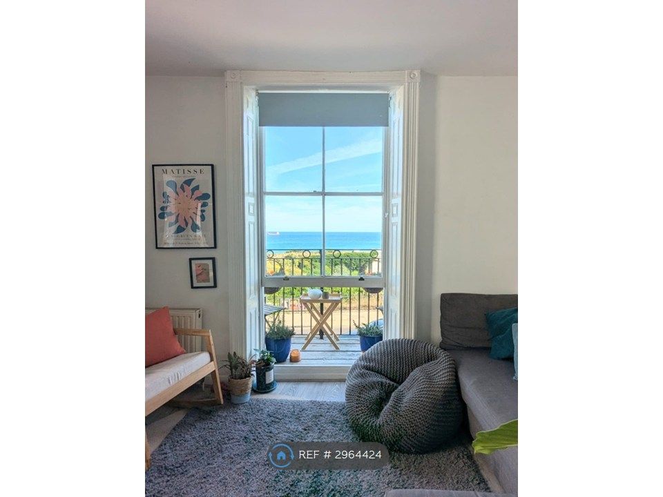 Property photo 2 of 8 Beautiful Original Sash Window To Balcony