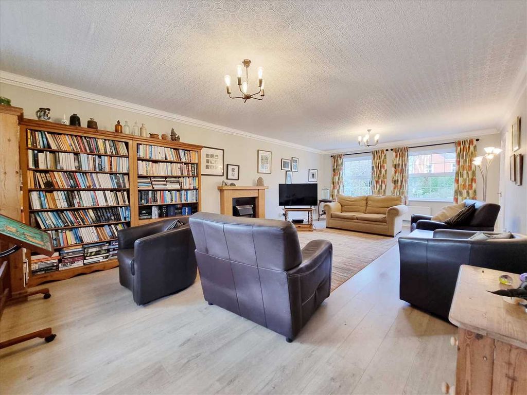 Property photo 3 of 22 Lounge: