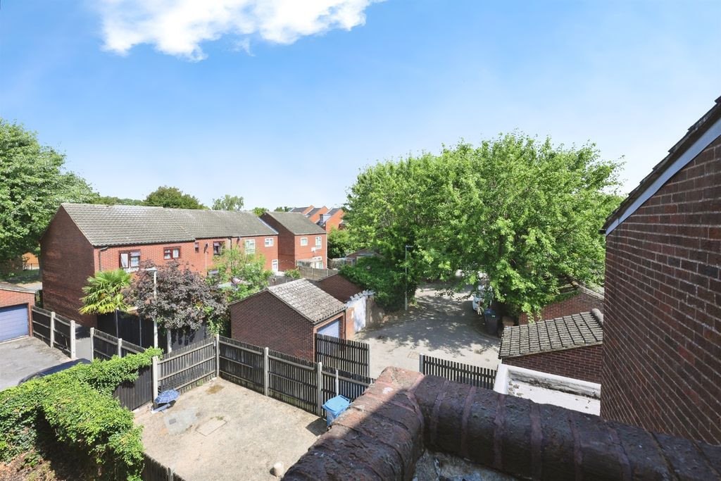 Property photo 2 of 16 Communal Parking