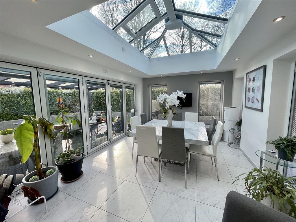 Property photo 2 of 33 Garden Room