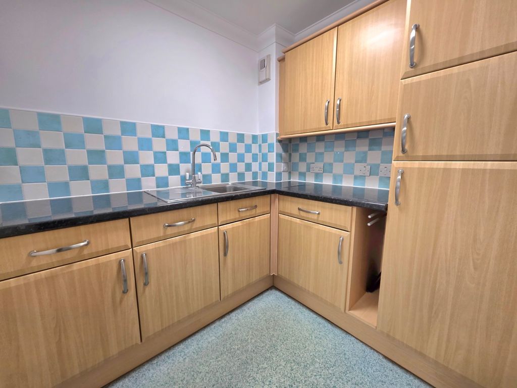 Property photo 3 of 17 Kitchen