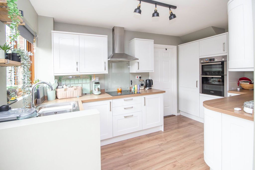 Property photo 3 of 12 Kitchen