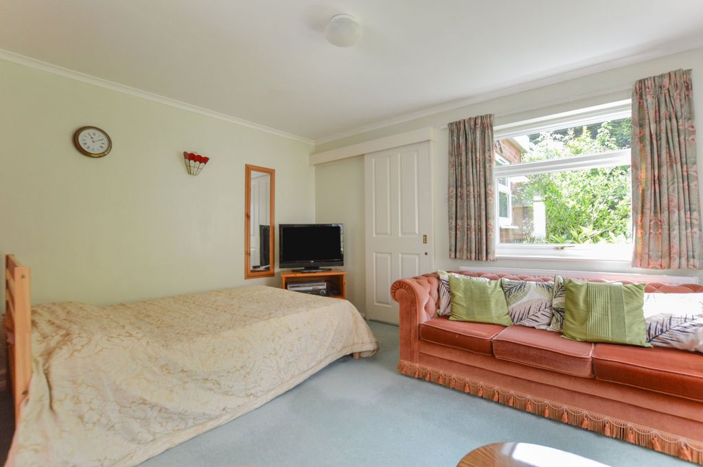 Property photo 1 of 6 Living/Bedroom