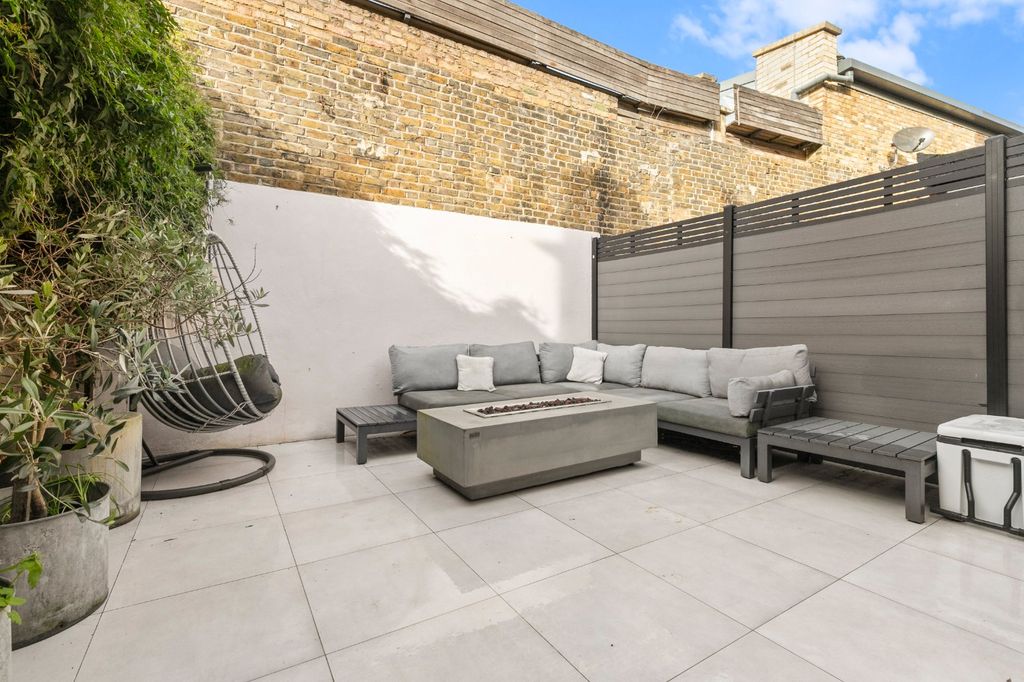 Property photo 2 of 8