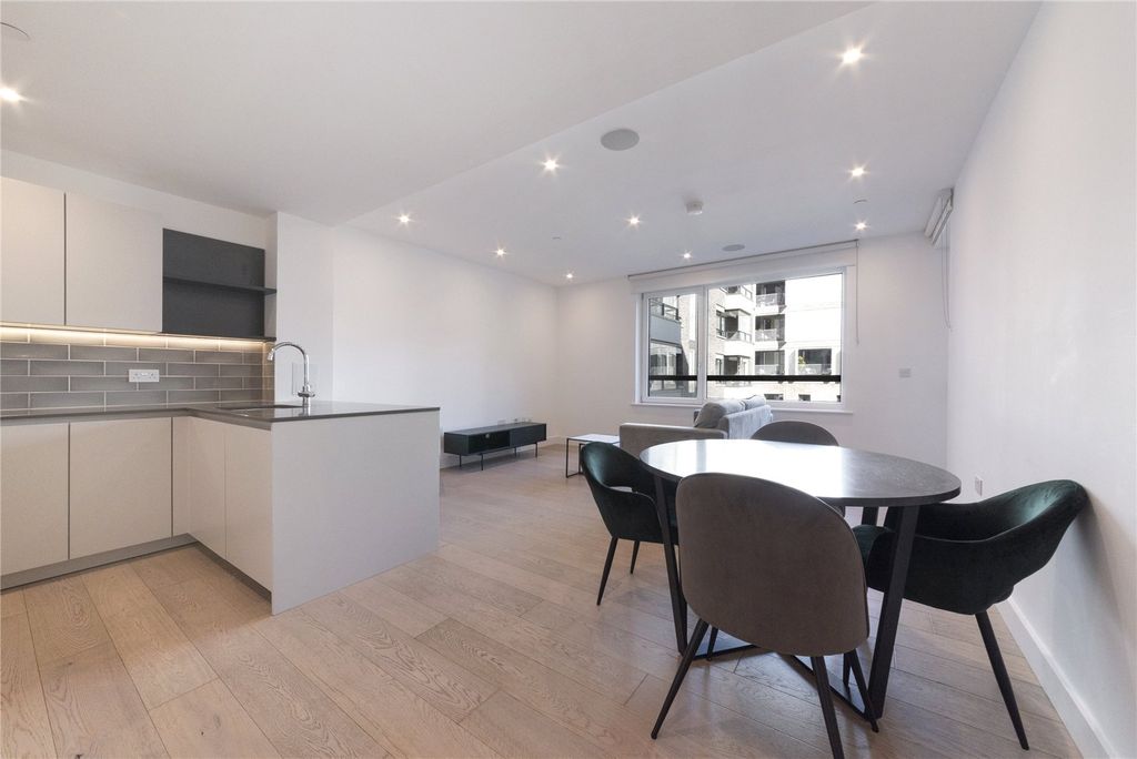 Property photo 2 of 9 Reception/Kitchen