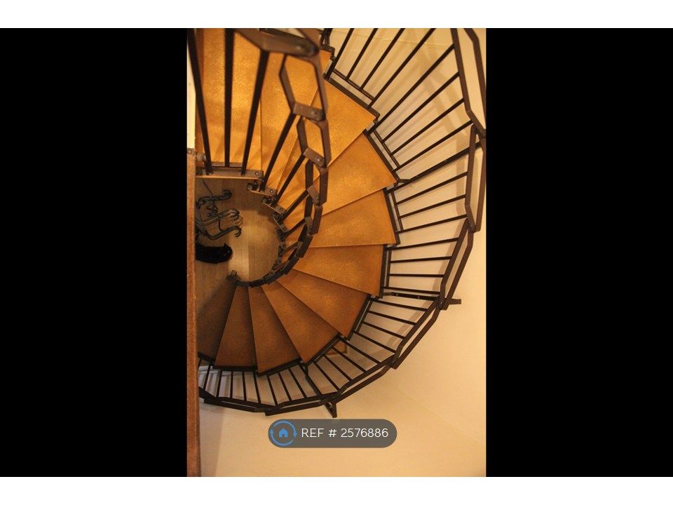 Property photo 1 of 10 Spiral Staircase