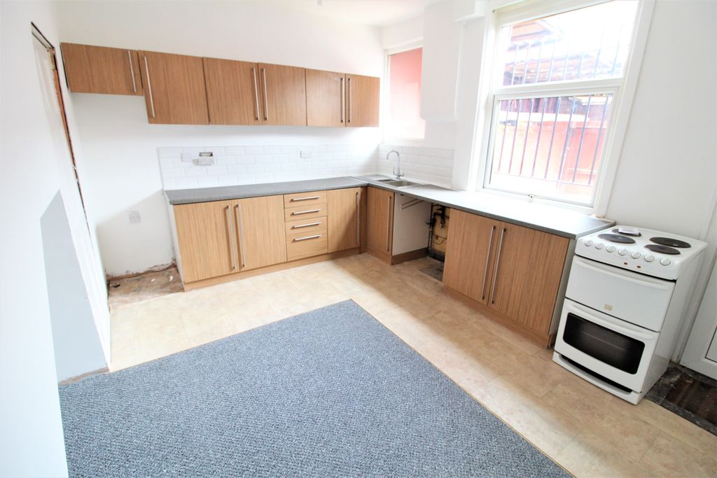 Property photo 1 of 7 Kitchen