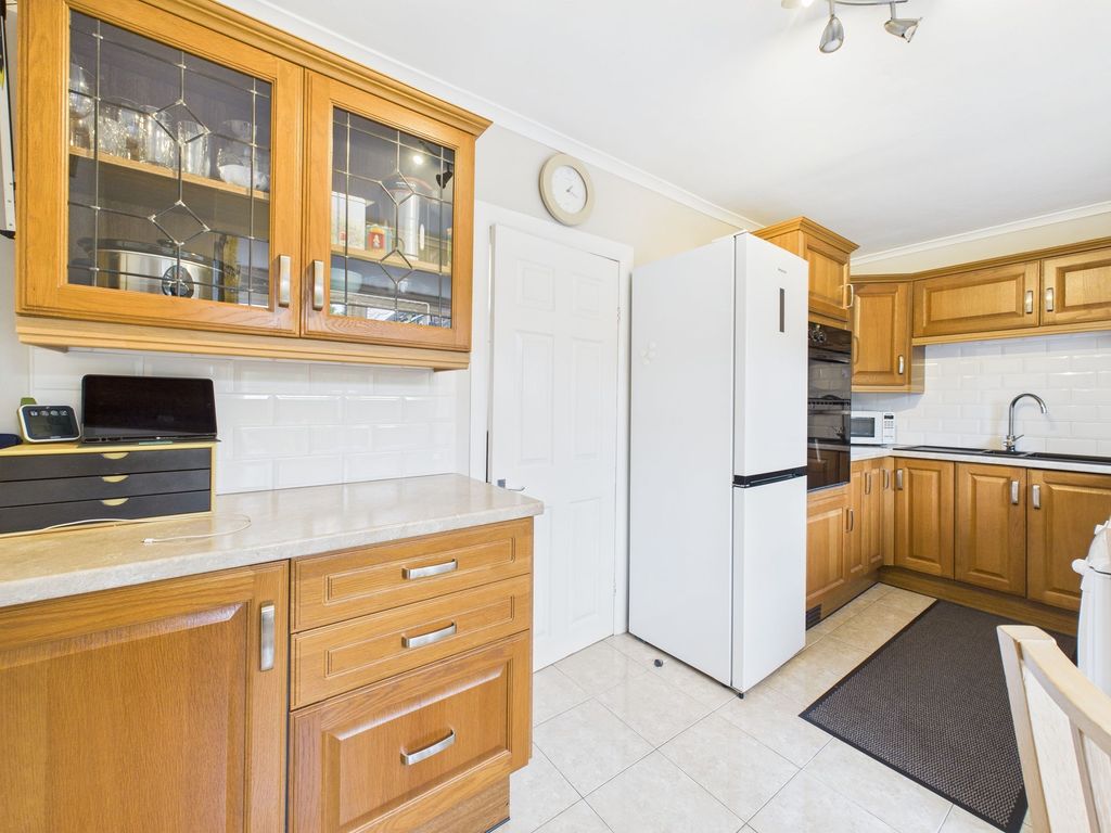 Property photo 3 of 12 Kitchen