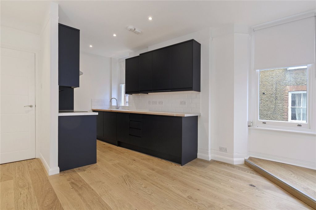 Property photo 3 of 10 Kitchen