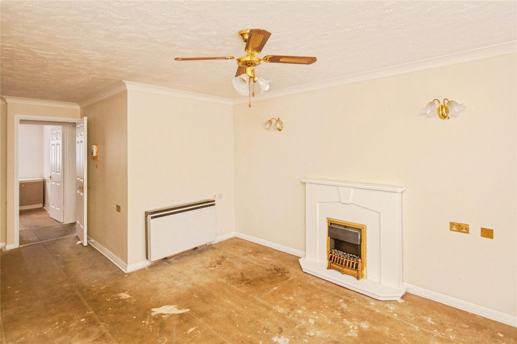 Property photo 2 of 12 Lounge