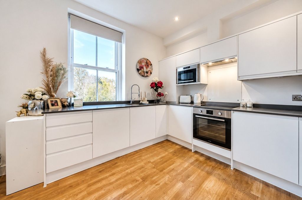 Property photo 3 of 11 Kitchen