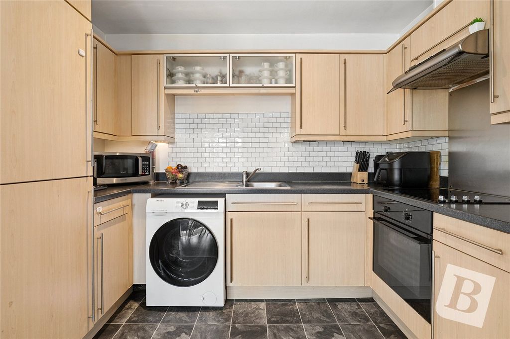 Property photo 3 of 7 Kitchyen