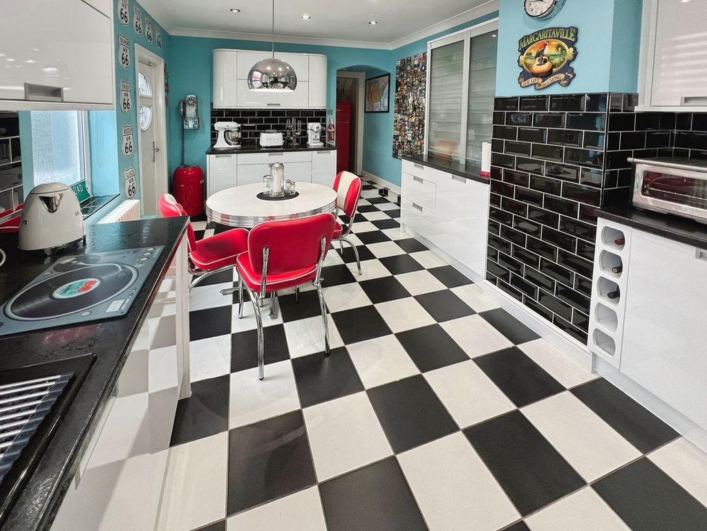 Property photo 3 of 20 Kitchen