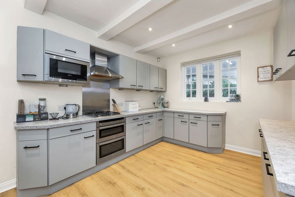 Property photo 2 of 23