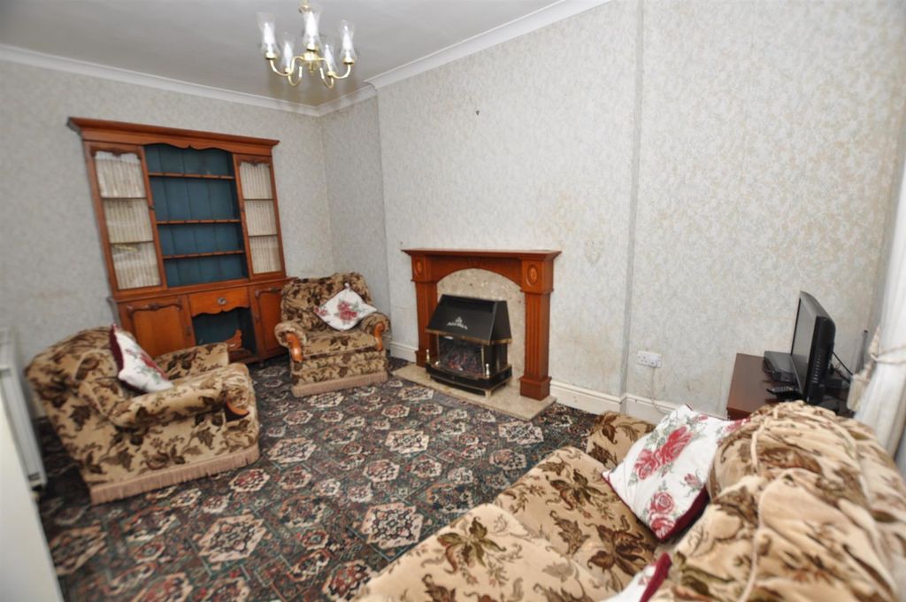 Property photo 3 of 18 Lounge