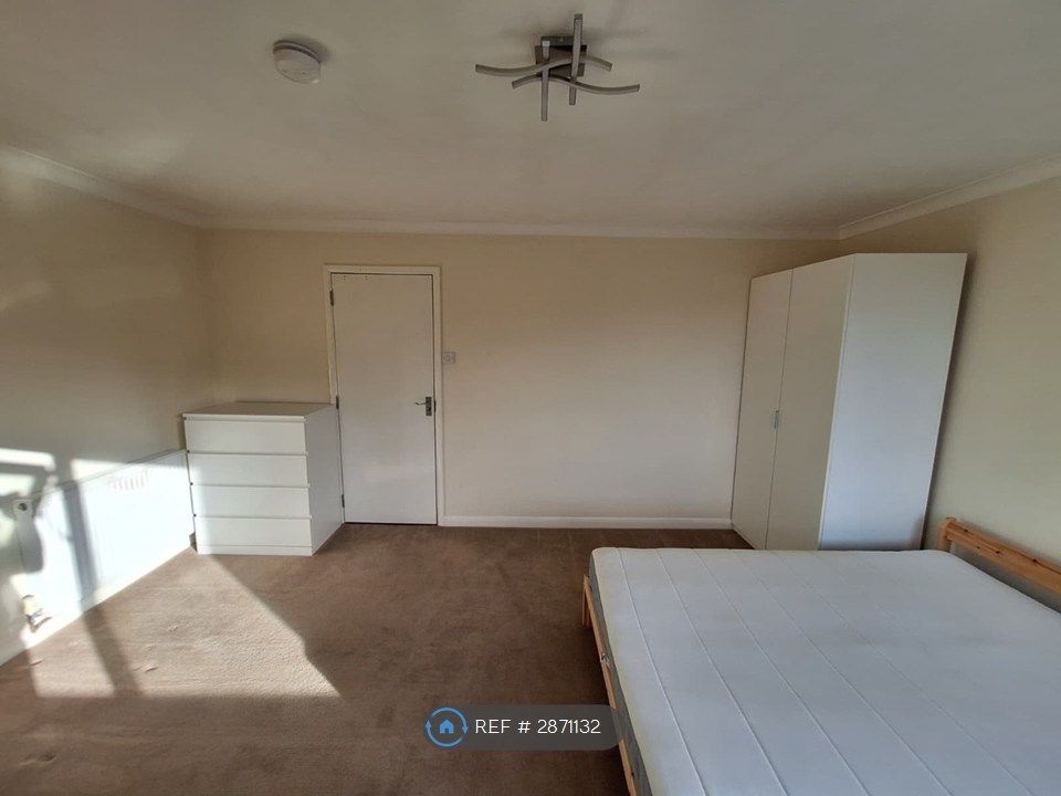 Property photo 2 of 16 Bright And Spacious Room With Double Bed