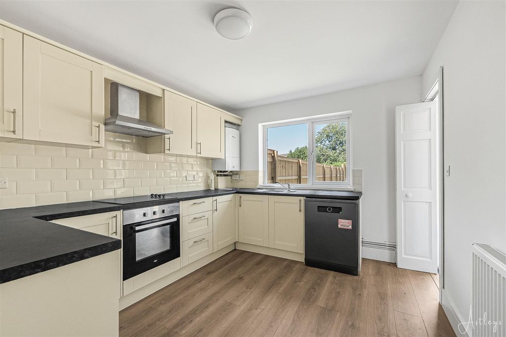 Property photo 3 of 19 Kitchen