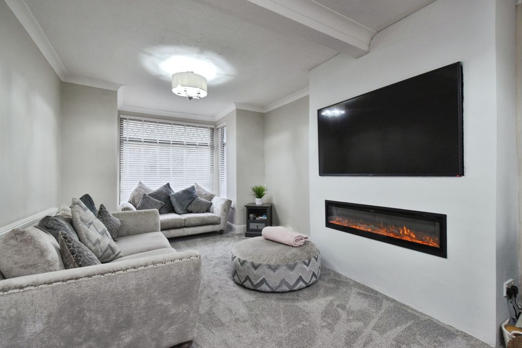 Property photo 3 of 19 Lounge/Dining Room