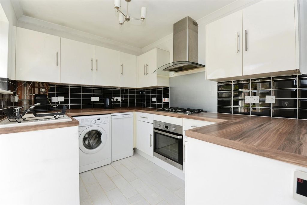 Property photo 2 of 11 Kitchen