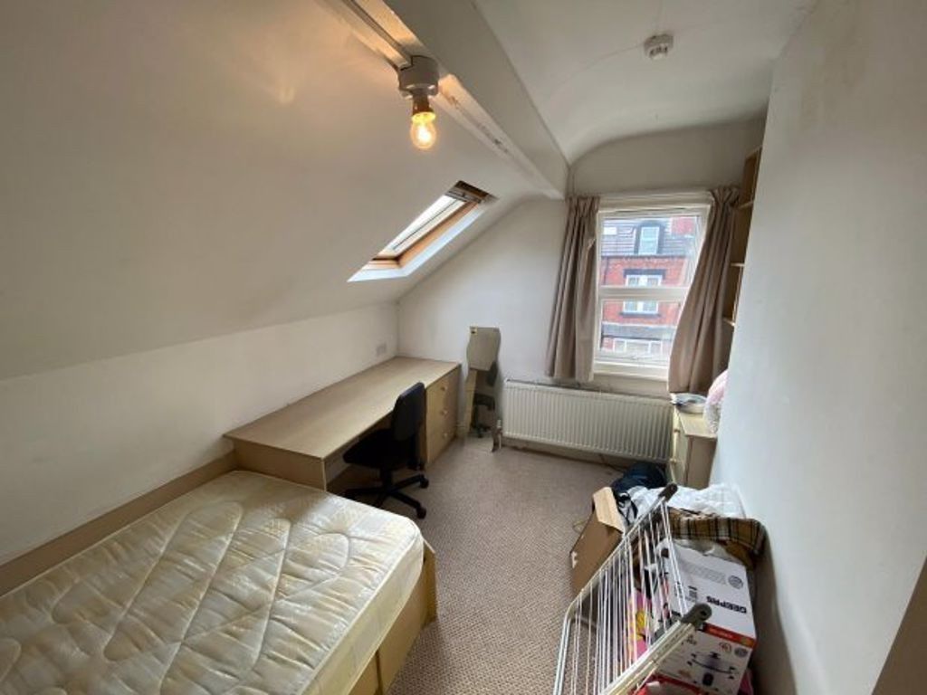 Property photo 3 of 12 A Cozy Single Bedroom With A Comfortable Bed, Natu...