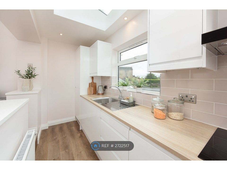 Property photo 3 of 6 Kitchen