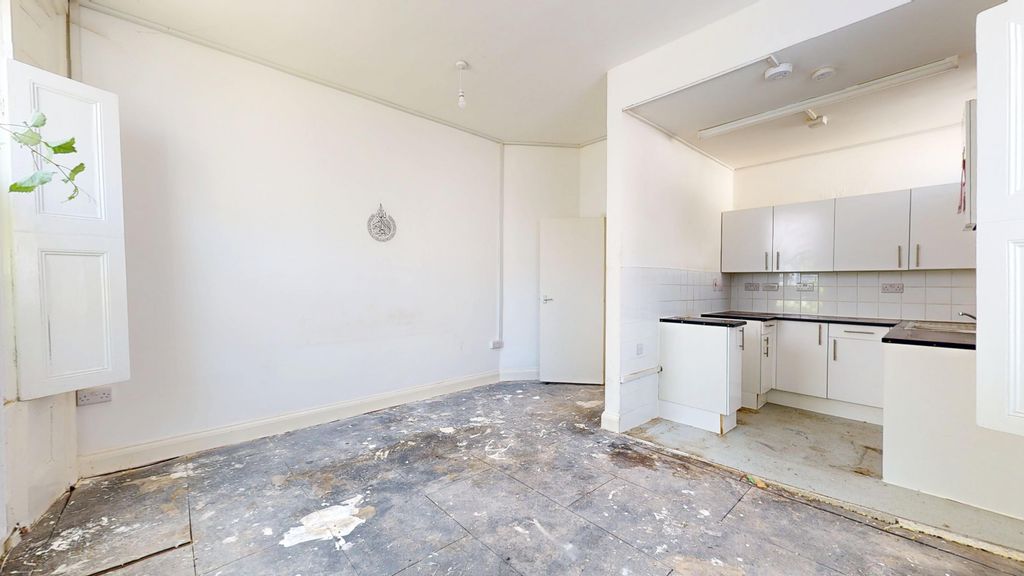 Property photo 3 of 11 Flat B, 16 Huntingdon Street, Islington, London, N1 1Bs