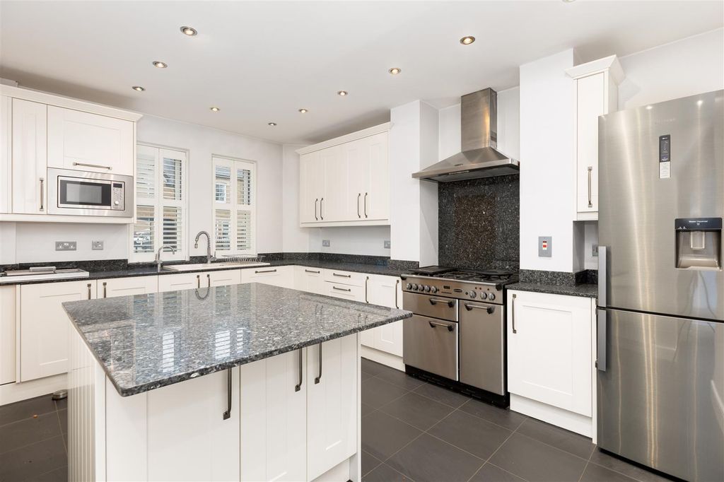 Property photo 2 of 20 Kitchen