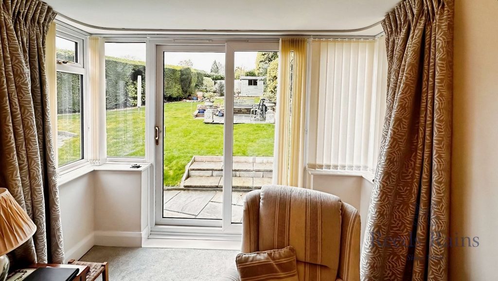 Property photo 3 of 20 Lounge