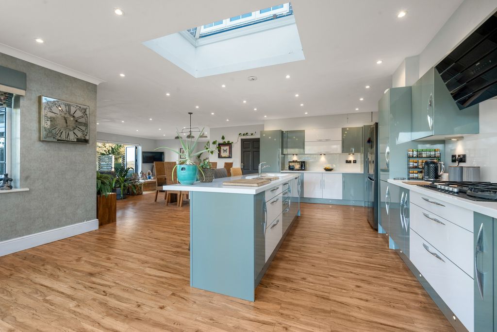 Property photo 3 of 27