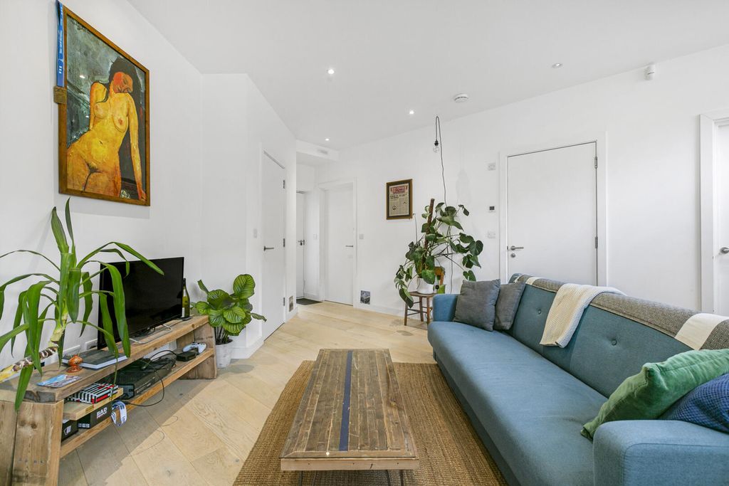 Property photo 1 of 11 Living Room